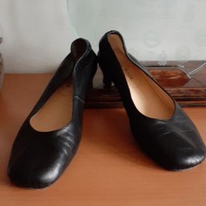Taryn Rose low heels black leather 8.5